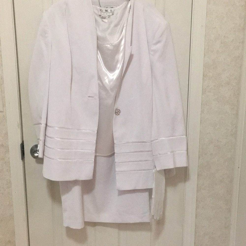 White G.M.I 3 pc Suit/white gloves. USHER UNIFORM.